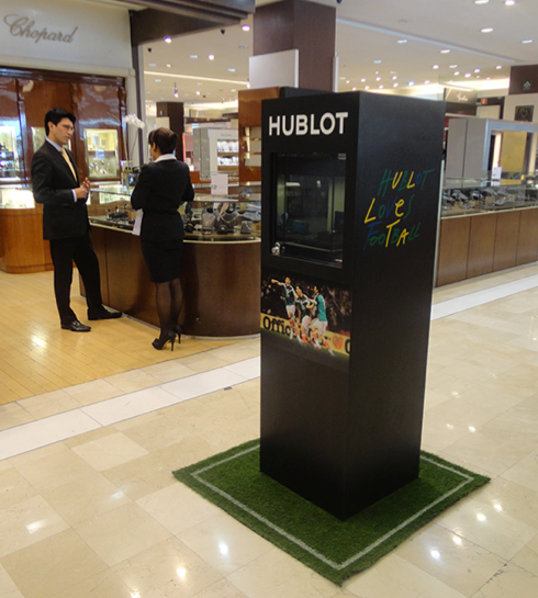 hublot brand bus commercial windows vitrinas escaparate take over world cup