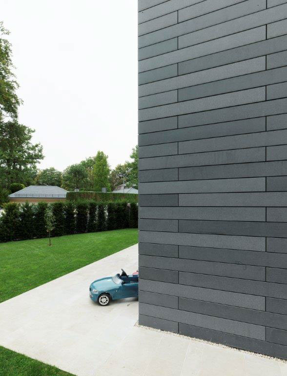 Two new single-family homes in one of the noble districts in Munich are cladded with öko skin panels in different colours. Architect: Titus Bernhard Architekten BDA Product Information: 1000m² öko skin Colour:Anthracite & ivory