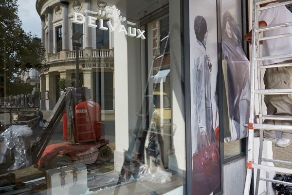 Wrap building cover glass reveal delvaux antwerp