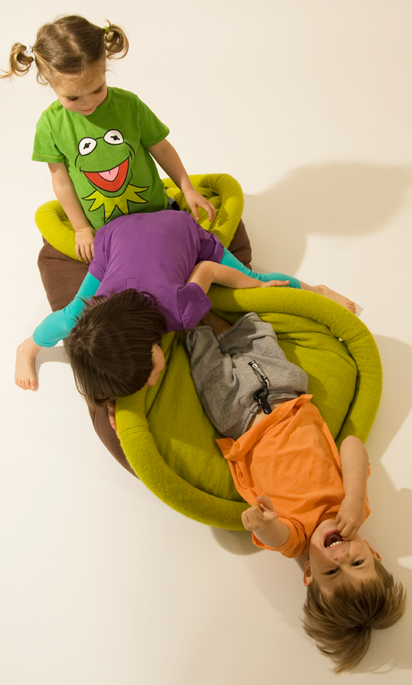 ilaria pacini arianna petrakis gloria pizzilli oradaria ora d'aria blandito cuscino pad transformable lazy laziness comfort play kids children relax soft Play time Playground multifunctional fabric textile wool linen stop motion Rug carpet armchair Sleeping bag bean-bag Pouff easy