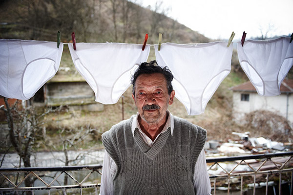 red cross Switzerland Red Cross reportage 2xchristmas documentary die post Bosnia and herzegovina bosnis tuzla Srebrenica Humanitarian