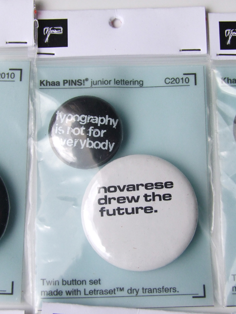 Khaa pins junior lettering letraset dry Trasnfer Claim helvetica avant garde Microgramma Mercator grotesque Volta Clarendon font Stift Epinglette Spilla Spilletta pin badge button