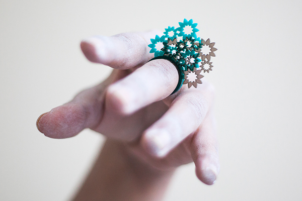 De flores ring with turquoise