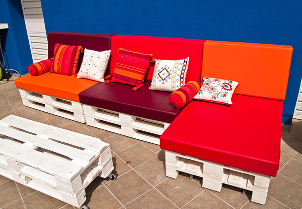 Soufa  chill out  sofa  Mobiliario Frío al aire libre Diseñado a septiembre y fabricado por ABCD ESTUDIO. Mesa y sofás móviles paletas creadas a partir de lacado en blanco y cojines tapizados náuticas telas.