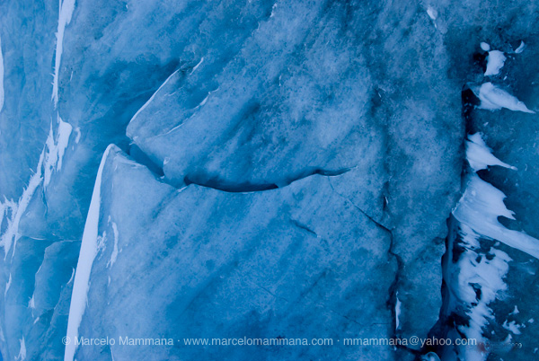 antarctica antartida ice hielo iceberg tempano agua water cold frio winter invierno wind viento time tiempo underwater submarino ambiente environment warming calentamiento calentamiento global global warming abstract abstracto abstracta AZUL Verde blue green