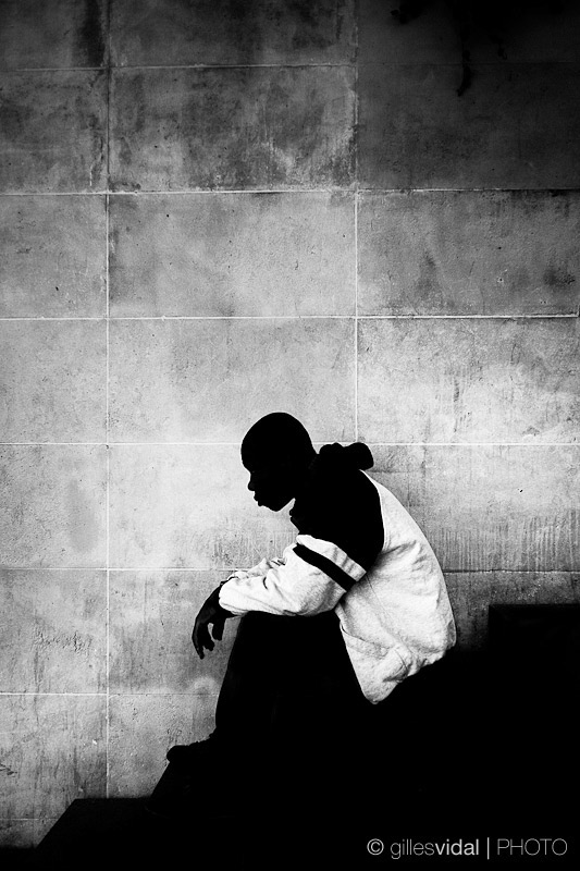black and white street photography loneliness french photographer Paris
