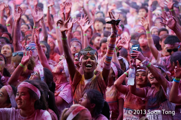 Soon Tong singapore the color run happiest 5k planet sentosa powders Calibre colorful red blue purple yellow smiles