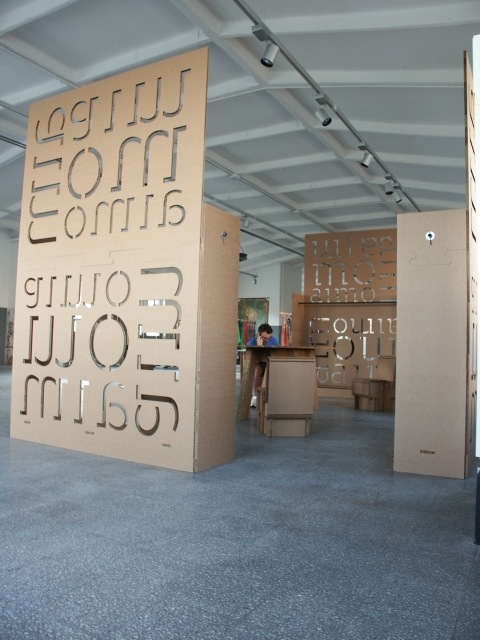 cardboard gluefree Stand aimo showroom