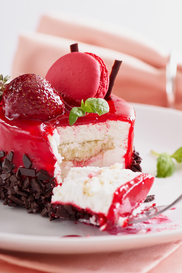 strawberry sponge-cake dessert macaron jam cream