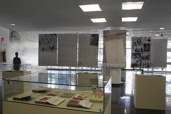 Exposição Escritor Anibal Machado Bibliotecas Intinerantes Bandeira Selo Comemorativo Leitura