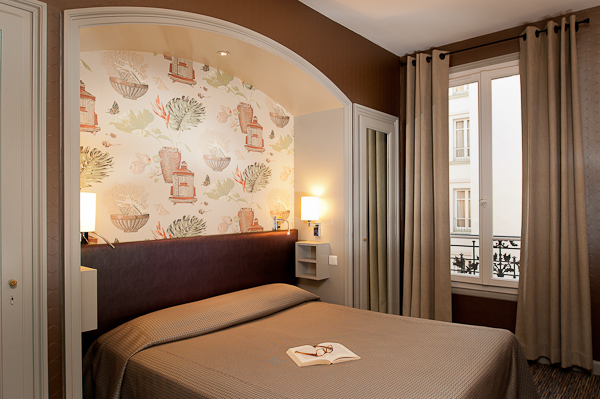Paris interiors cainjo yann cainjo nooor hotel renovation room grey marron tissue old print wallpaper