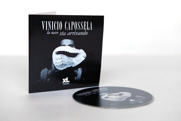 vinicio capossela preview album songwriter cantautore cantante italiano canzoni ship nave arrivando conchiglia seashell black xl La Repubblica