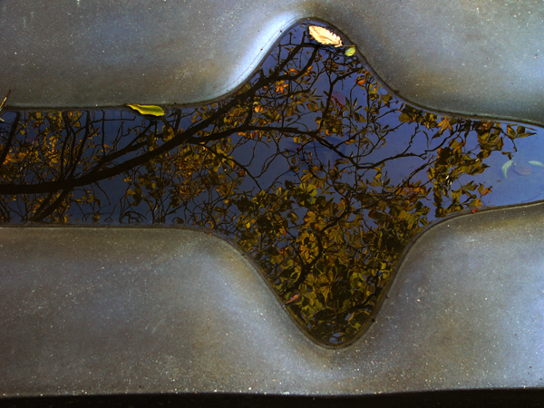 tomb gravestone concrete Ákos Maurer Klimes Péter Kucsera IVANKA water reflection