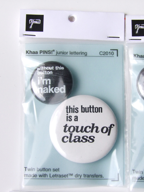 Khaa pins junior lettering letraset dry Trasnfer Claim helvetica avant garde Microgramma Mercator grotesque Volta Clarendon font Stift Epinglette Spilla Spilletta pin badge button