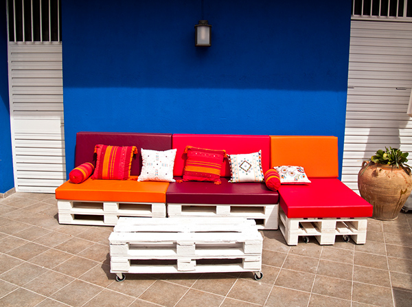 Soufa  chill out  sofa  Mobiliario Frío al aire libre Diseñado a septiembre y fabricado por ABCD ESTUDIO. Mesa y sofás móviles paletas creadas a partir de lacado en blanco y cojines tapizados náuticas telas.