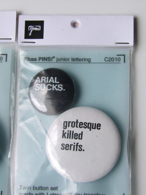 Khaa pins junior lettering letraset dry Trasnfer Claim helvetica avant garde Microgramma Mercator grotesque Volta Clarendon font Stift Epinglette Spilla Spilletta pin badge button