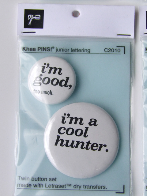 Khaa pins junior lettering letraset dry Trasnfer Claim helvetica avant garde Microgramma Mercator grotesque Volta Clarendon font Stift Epinglette Spilla Spilletta pin badge button