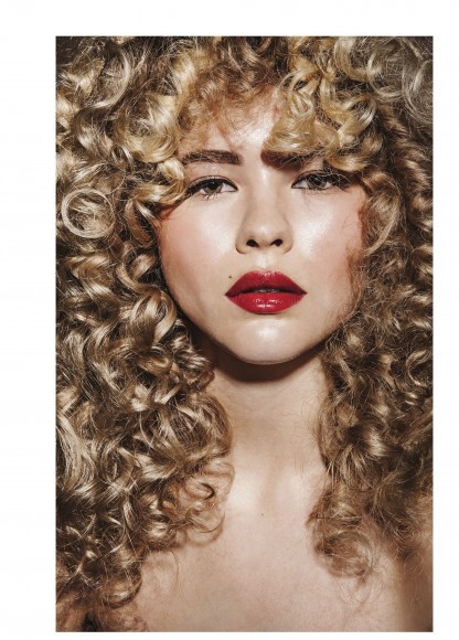 Make Up beauty blonde hair curly face red lipstick