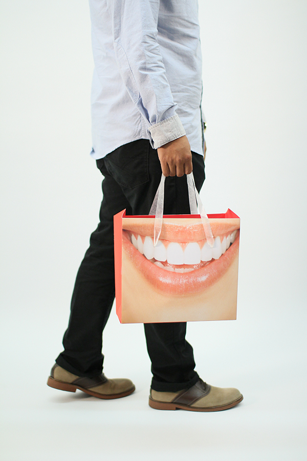 colgate interactive bag bagvertisement concept teeth floss design Shopping interaction Consumer White pearly whites brand