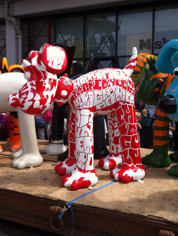 gromitunleashed  gromit aardman Bristol charity red White redandwhite Retro pattern flow cloud