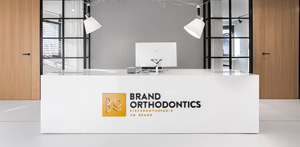 visual identity dentistry orthodontics logo Stationery Signage Interior mainz germany four plus