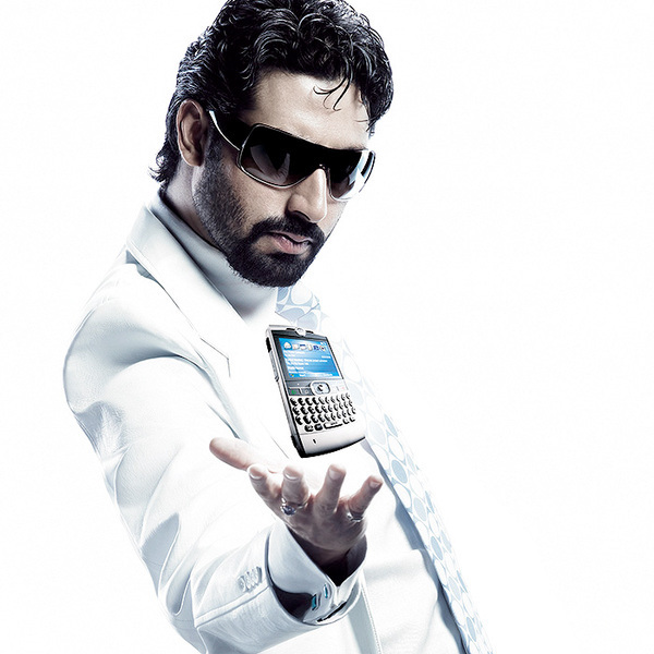 Motorola Abhishek Bachchan Abhishek Bachchan Suresh Natarajan Manjunath Beleri mercury afterimages mobiles motorola mobiles Bollywood celebrities Bollywood