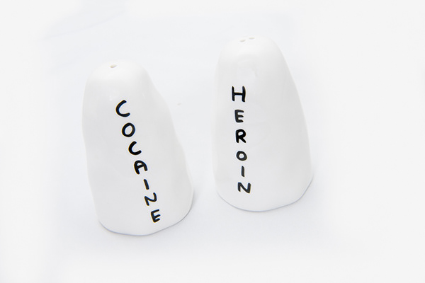Cocaine and Heroin Shakers / David Shrigley