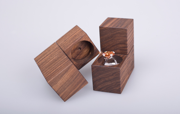 packaging design jewelry packaging Jewellery wood bio gerlinde gruber kopfloch.at additional benefit jewelry presentation klotz surprise effect verpackungsdesign verpackung