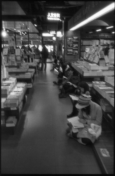 Bookstore  people   book men china country tradición analog lucky shd100 olymous mju2