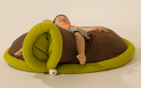 ilaria pacini arianna petrakis gloria pizzilli oradaria ora d'aria blandito cuscino pad transformable lazy laziness comfort play kids children relax soft Play time Playground multifunctional fabric textile wool linen stop motion Rug carpet armchair Sleeping bag bean-bag Pouff easy