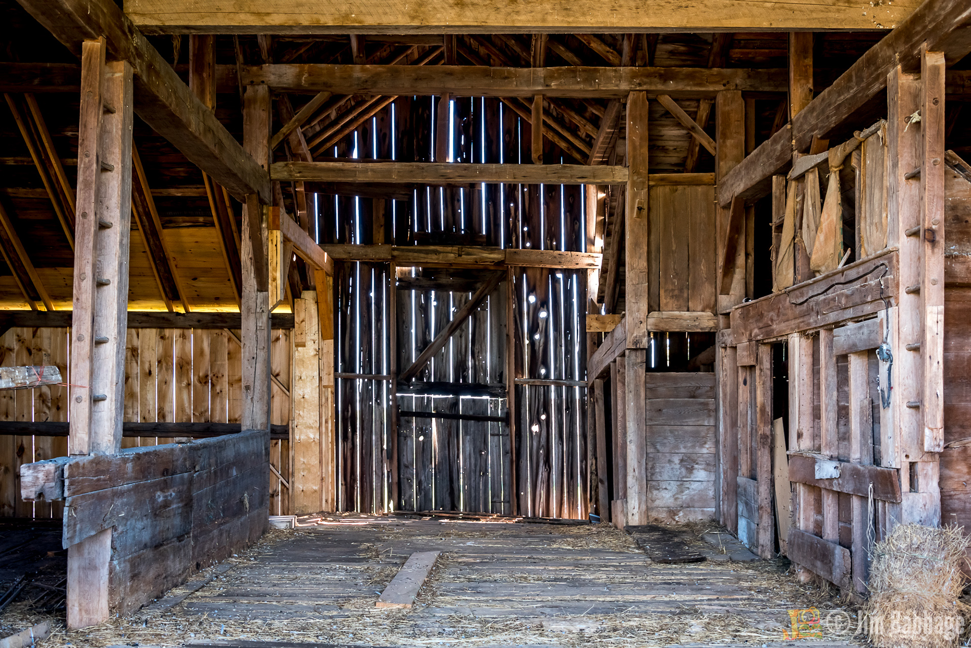 Грязная конюшня. Амбар американский ферма. Farm Barn Interior. Old Barn. Arania] captured Barn.