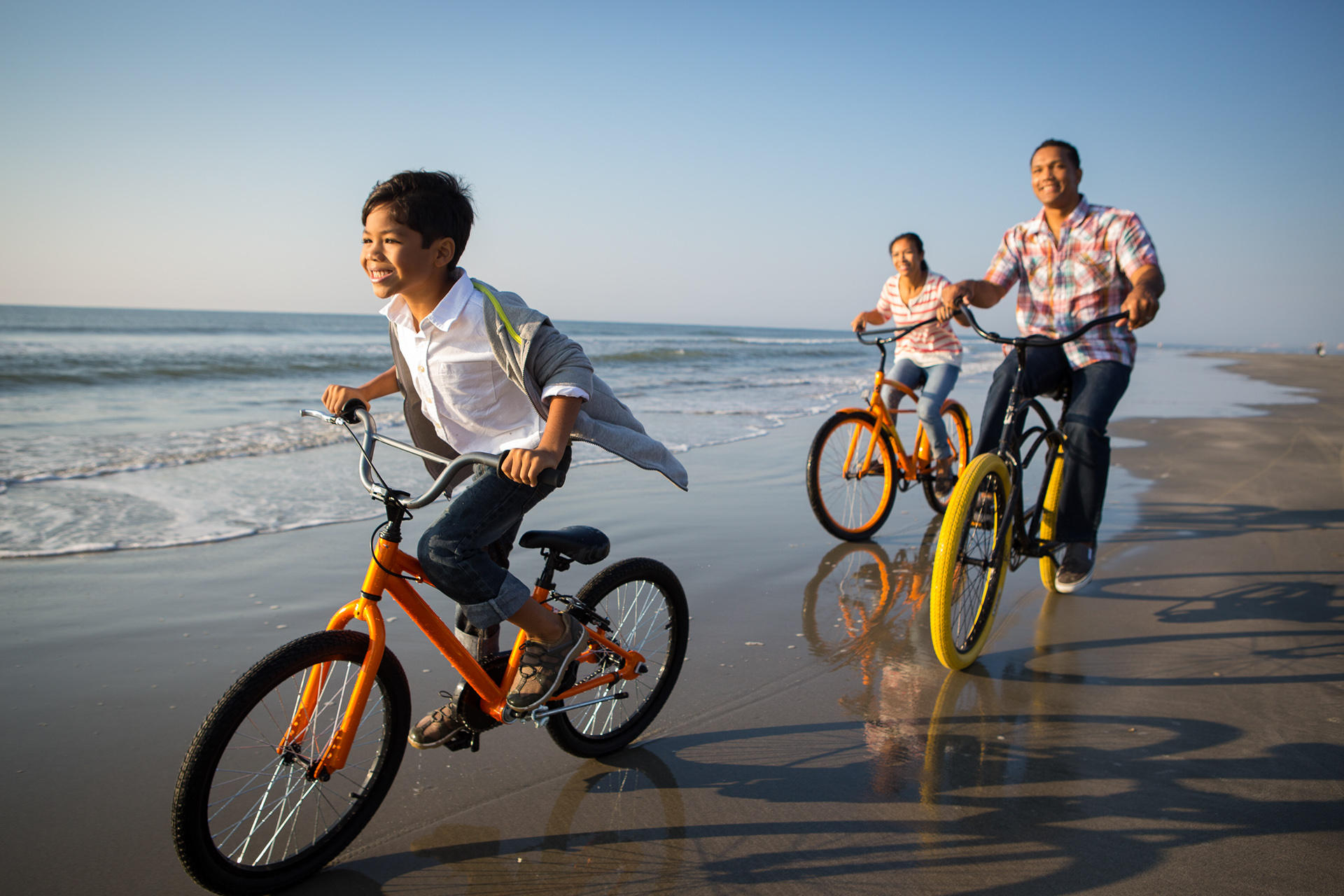 Велосемья. Семья на велосипедах. Велосипеды для всей семьи. Катание на велосипеде. Семейная прогулка на велосипедах.