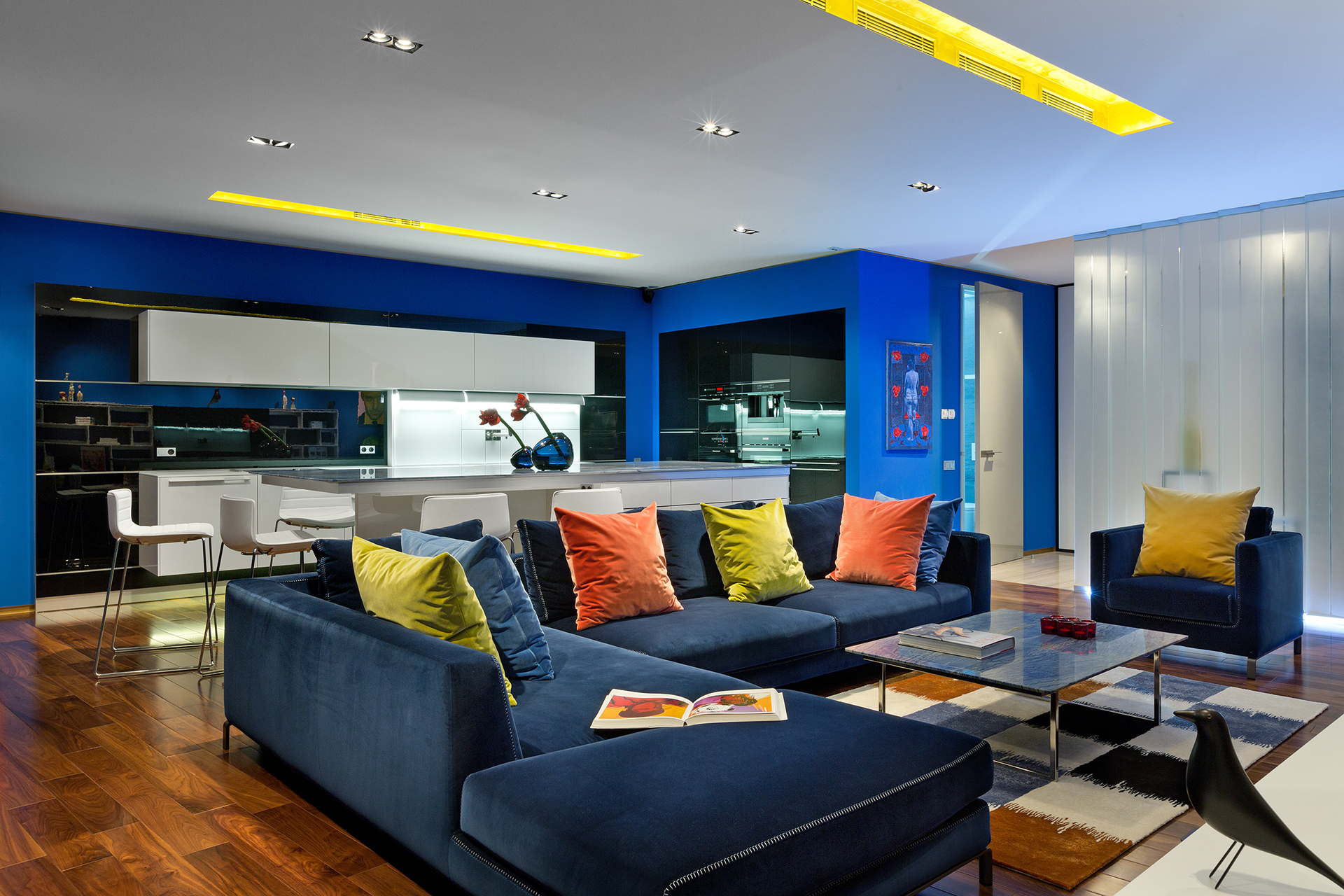 Яркий стиль интерьера. Стильный яркий интерьер. Современный яркий интерьер. Яркая гостиная в современном стиле. Синий диван в интерьере.