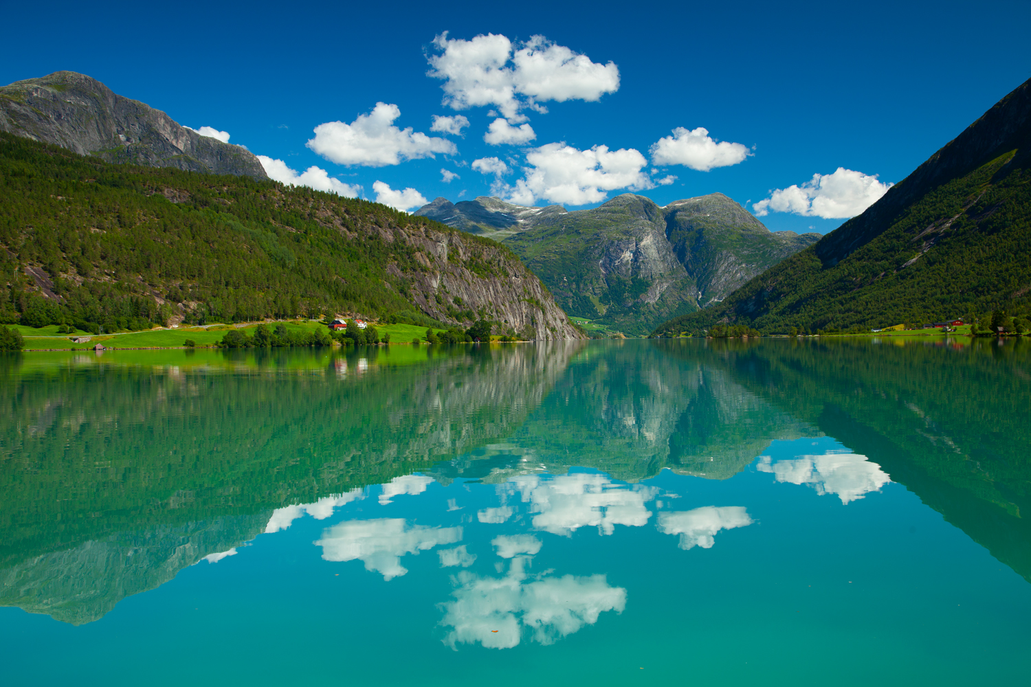 Горное озеро. Stryn Норвегия. Горные озера Норвегии. Озеро Стрюн. Озеро между горами.