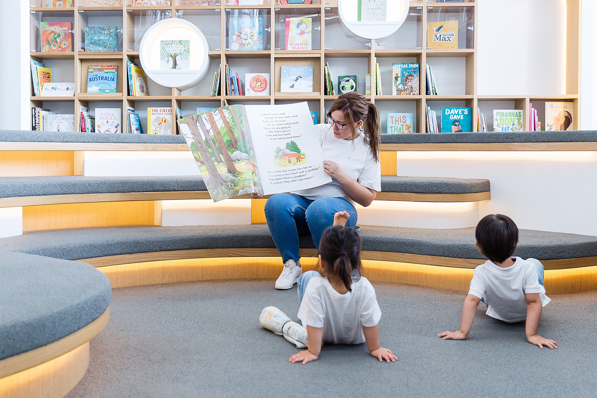 Kids library. Современная детская библиотека. Современные детские библиотеки. Дети в библиотеке. Комната для учебного центра для малышей.