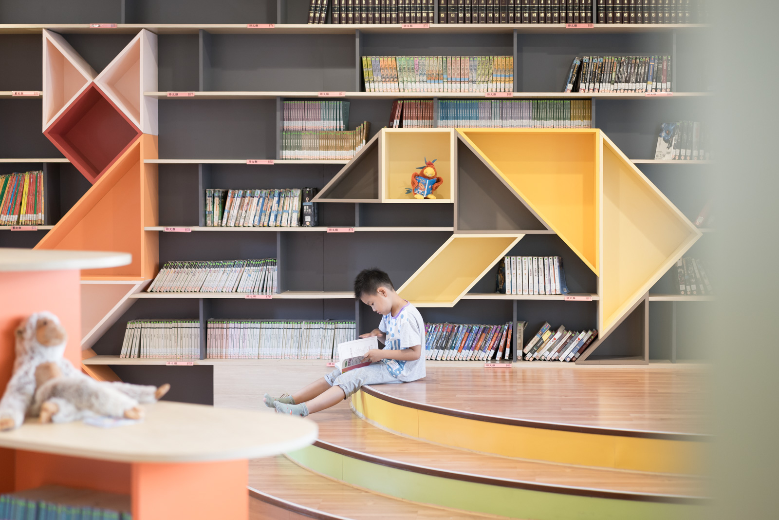 Library tree. Дизайн школьной библиотеки. Интерьер библиотеки в школе. Оформление стен пространства школьной библиотеки. Двухместная Кафедра для школьной библиотеки.