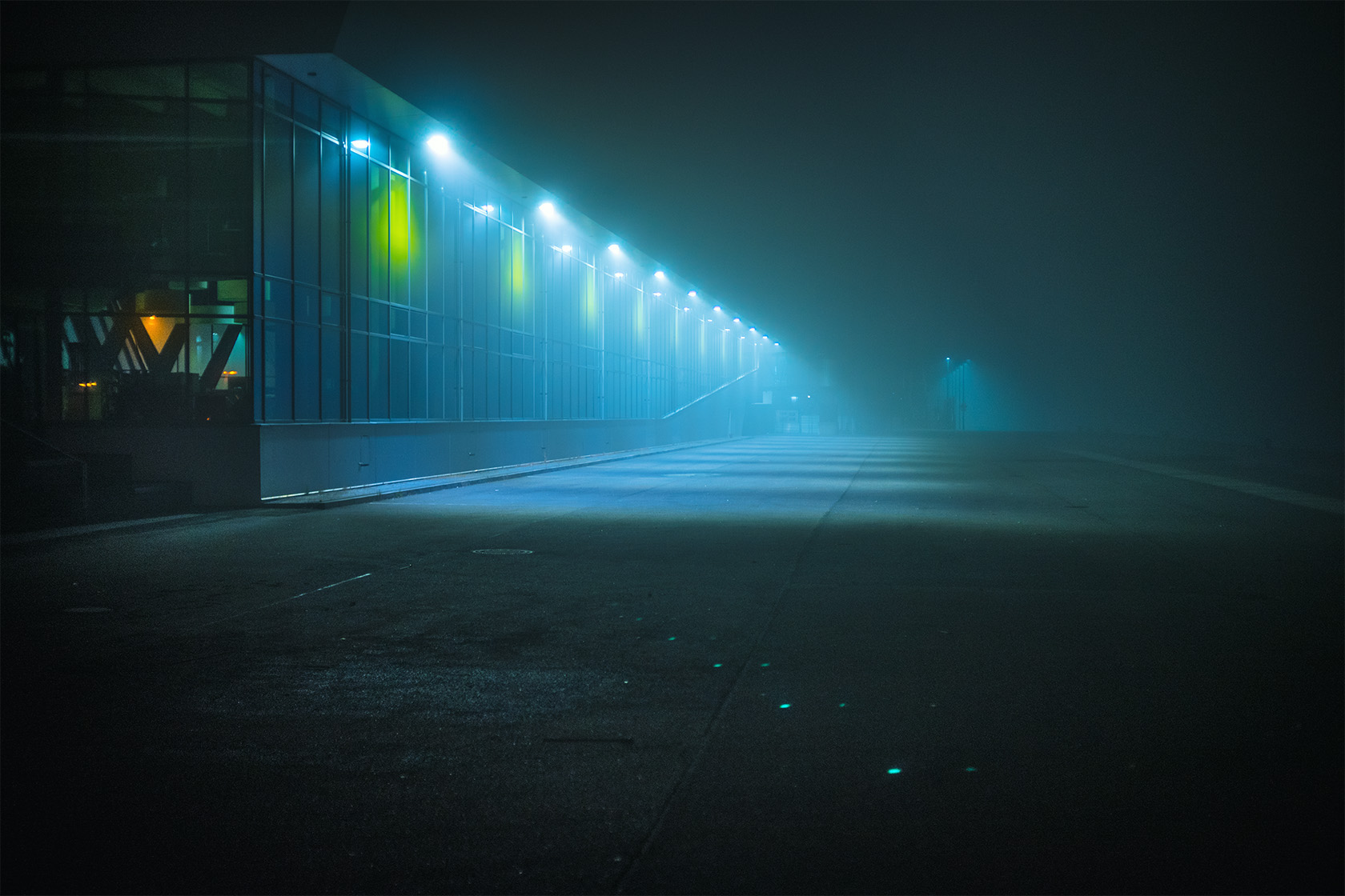 Exploring foggy Hamburg at night: a Photography Series by Mark Broyer