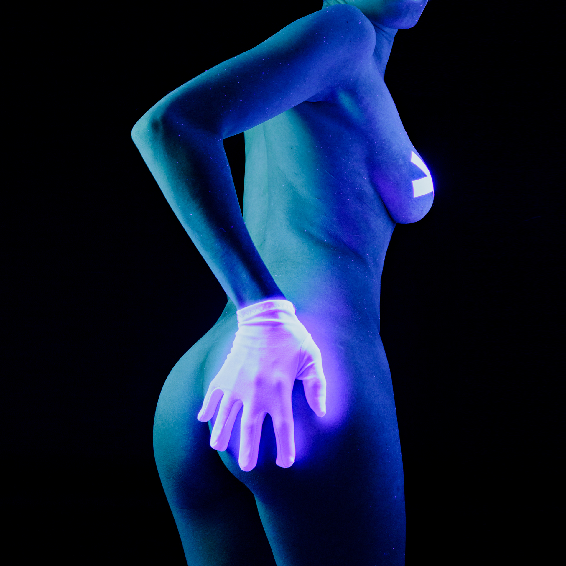 Uv project blacklight nude bodypainting