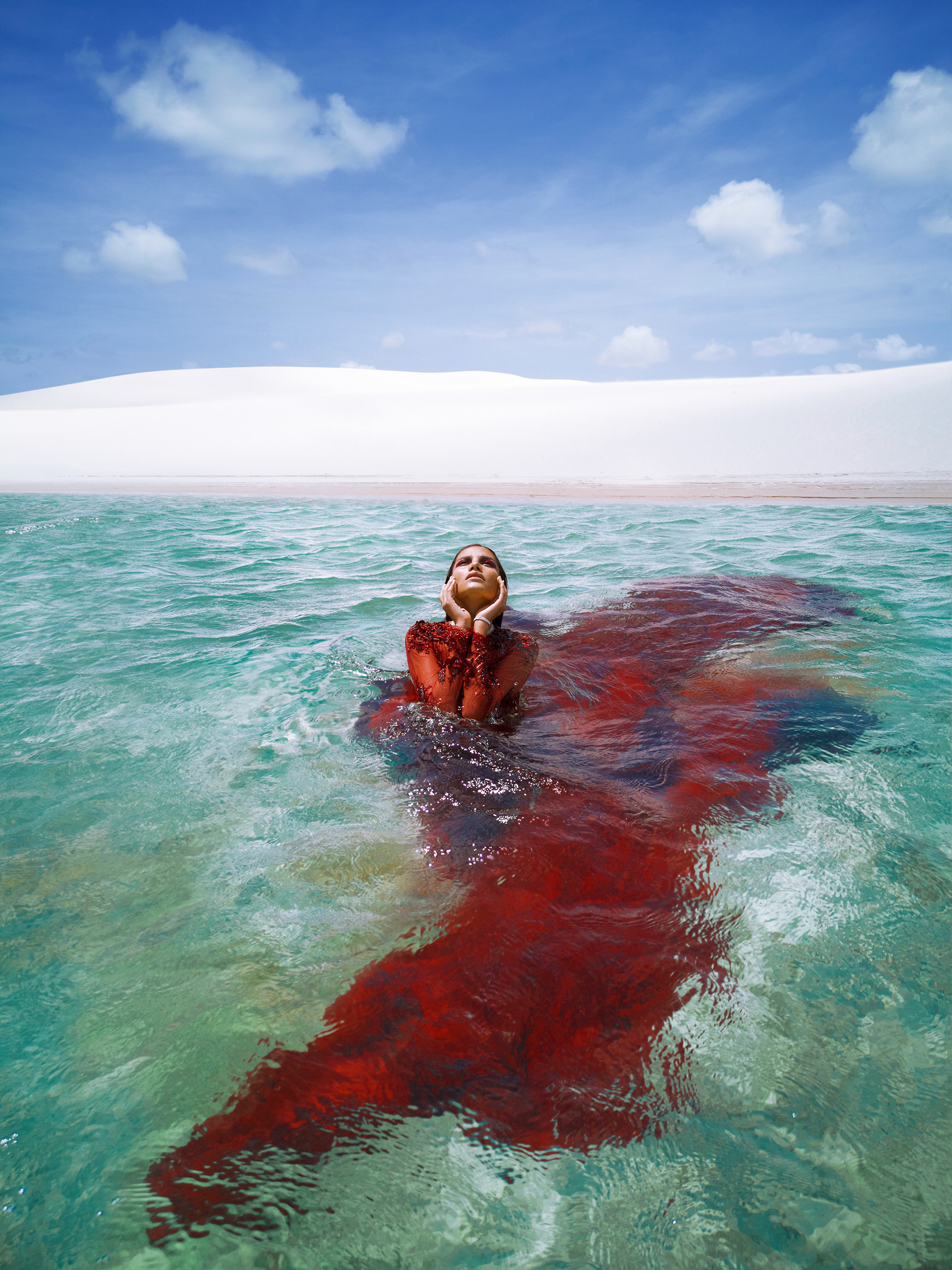 Вода необычные фото. Фотосессия в воде. Красная вода в море. Необычное море. Необычные фотосессии в воде.