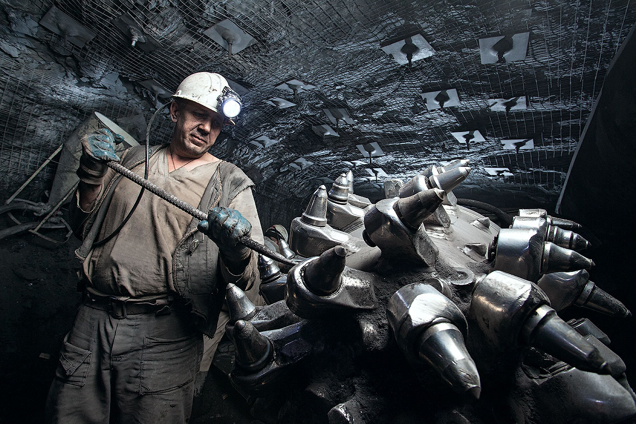 Voices miners funders. Шахтер профессия. Опасные профессии. Шахтер в шахте. Профессии в шахте.