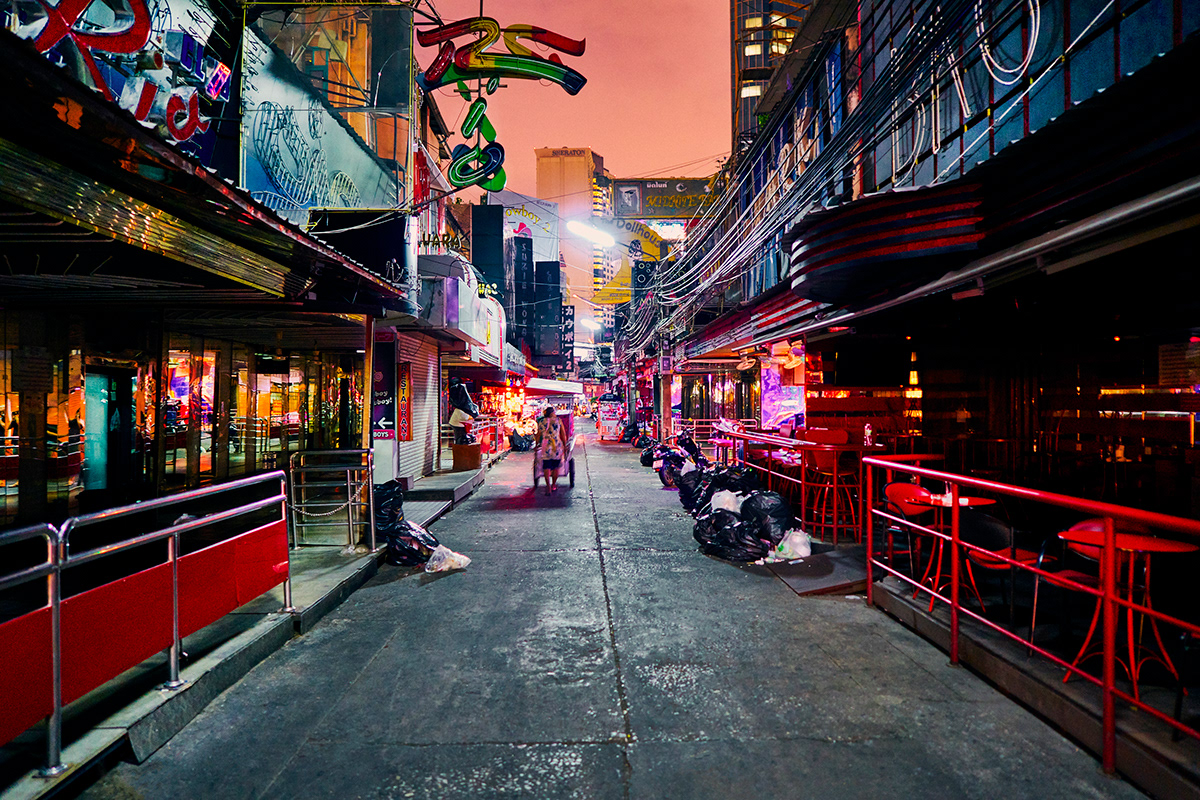 Thailand Bangkok Nightlife Land of Smiles Entertainment jorg sundermann Photography  Documentary Photography dusk till dawn soi cowboy