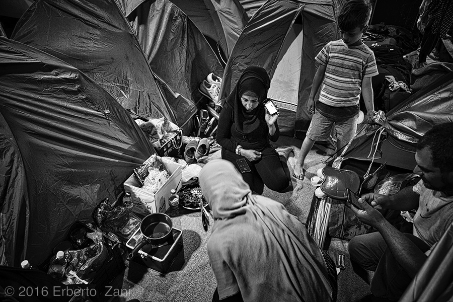 refugee Syria Afghanistan Greece harbour Pireo survive emergency reportage
