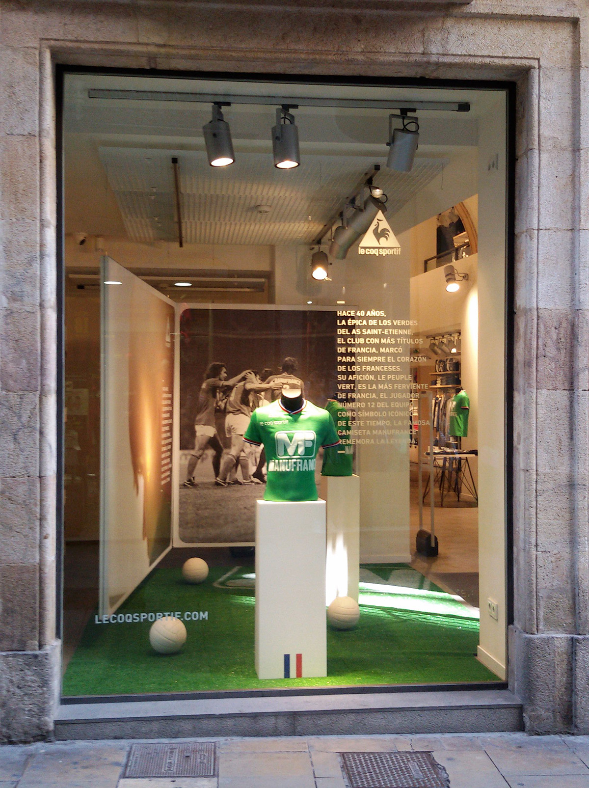 Le Coq Sportif barcelona flagship sport apparel trend Window widnow display escaparate escaparatismo Visual Merchandising Retail installation