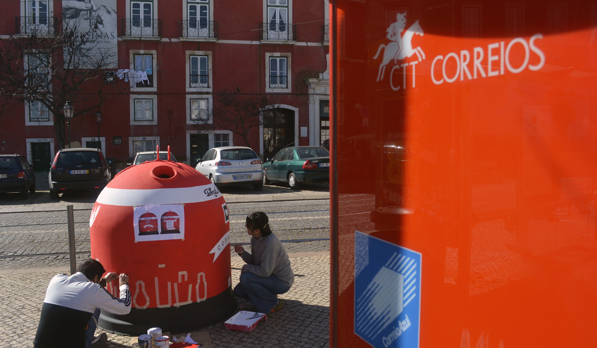 bottle eco design intervetion Reciclying Love vidrão arte urbana vermelho correios Postbox making of