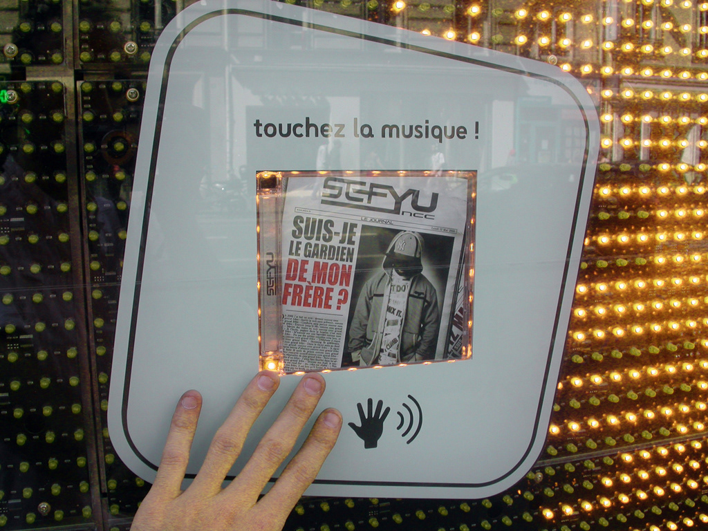 vitrine son digital merchandising fnac led tactile sound showcase