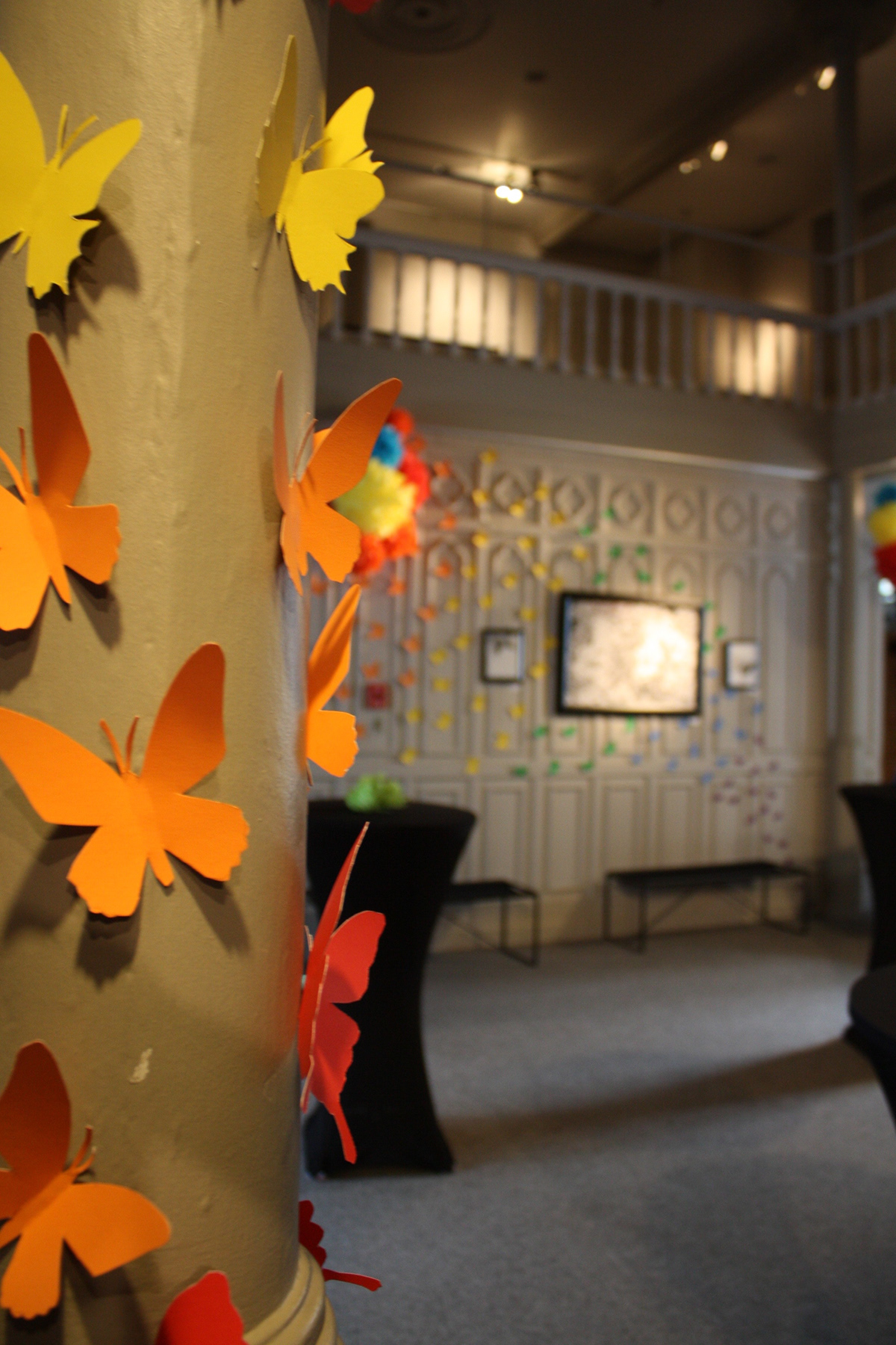 decoration decor paper papercut papier papier découpé Couleur printemps papillons butterfly spring colours joy installation portrait