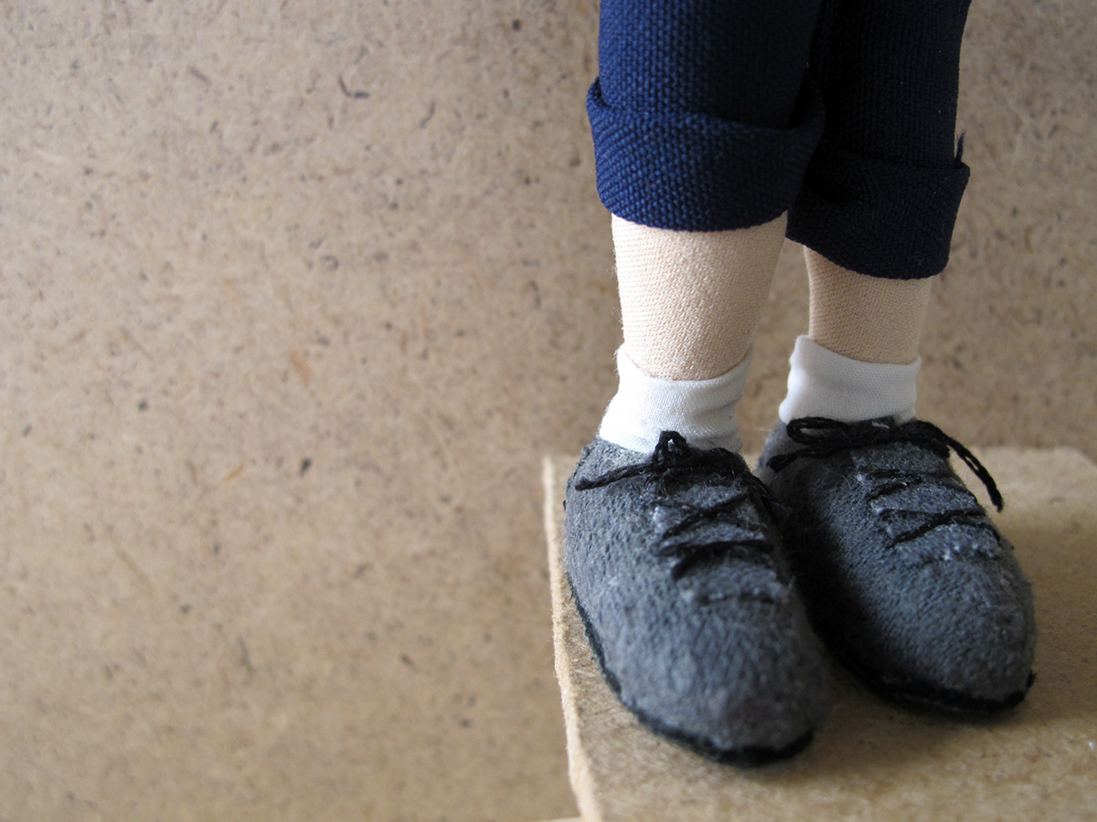 shoe boots beanie papier-mâché animation puppet