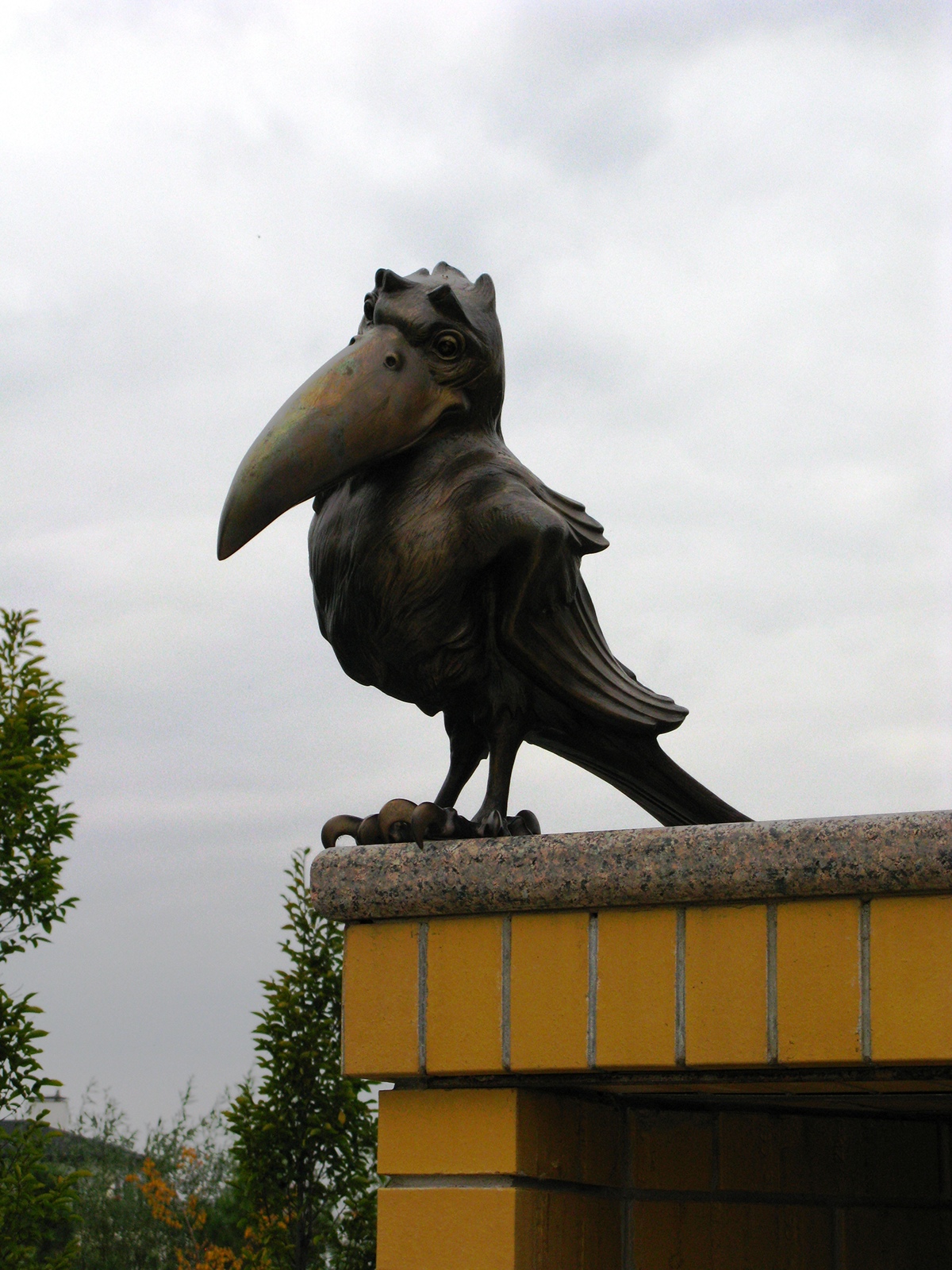 bird crow hawk bronze sculpture sculpting 
