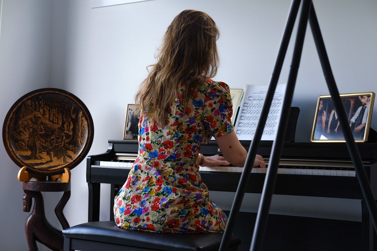 debussy music Piano portrait 35mm dress Flowers fujifilm Pianist Window