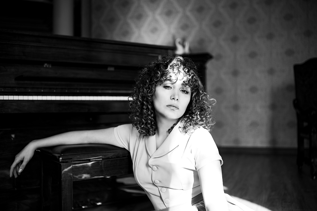 portrait Fashion  editorial Pianist girl daylight Sony